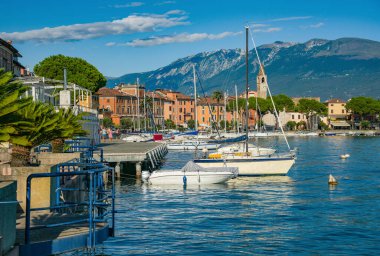 Toscolano-Maderno 'nun güzel manzarası. Lombardy, İtalya ve Avrupa bölgesinde Brescia eyaletinin batı kıyısında yer alan Garda Gölü' nün batı kıyısında bir kasaba ve komün.