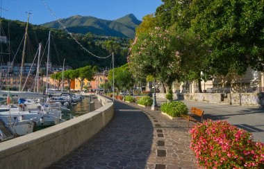Toscolano-Maderno 'nun güzel yaz manzarası. Lombardiya, İtalya ve Avrupa' nın Brescia bölgesindeki Garda Gölü 'nün batı kıyısındaki bir kasaba ve komün.
