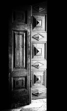 Antik bir katedralde karanlık bir odaya ışık giriyor.