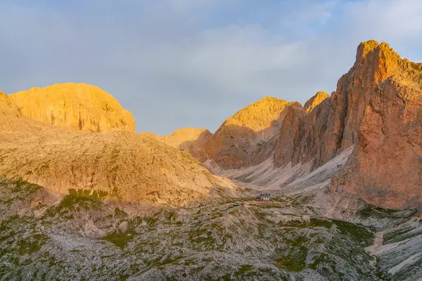 Rosengarten Catinaccio Massif, Dolomites, İtalya 'dan Alp manzarası. Dolomitlerin dağlarındaki muhteşem manzara, Alto Adige, Güney Tyrol, İtalya, Avrupa