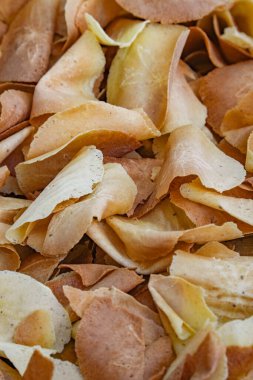 Kurutulmuş elma dilimleri. Birçok kurutulmuş elma dilimleri beyaz bir yüzeyde yatar. Kurutulmuş meyve. Organik yiyecekler.