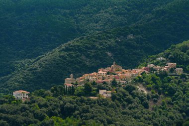 Monte Capanne (1019 metre) İtalya 'nın Elba Adası' ndaki Poggio köyünden görüldü, Avrupa