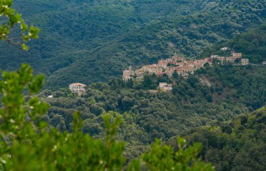 Monte Capanne (1019 metre) İtalya 'nın Elba Adası' ndaki Poggio köyünden görüldü, Avrupa