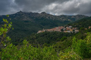 Monte Capanne (1019 metre) İtalya 'nın Elba Adası' ndaki Poggio köyünden görüldü, Avrupa