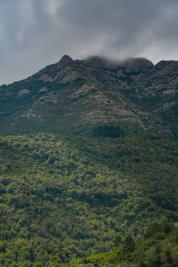 Monte Capanne (1019 metre) İtalya 'nın Elba Adası' ndaki Poggio köyünden görüldü, Avrupa