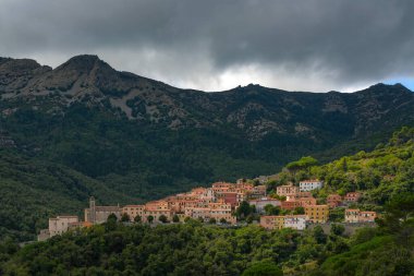 Monte Capanne (1019 metre) İtalya 'nın Elba Adası' ndaki Poggio köyünden görüldü, Avrupa