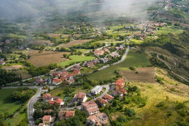 Sisli bir günde San Marino kalesinden manzara manzarası, İtalya ve Avrupa