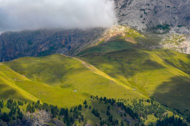 Rosengarten Catinaccio Massif, Dolomites, İtalya 'dan Alp manzarası. Dolomitlerin dağlarındaki muhteşem manzara, Alto Adige, Güney Tyrol, İtalya, Avrupa