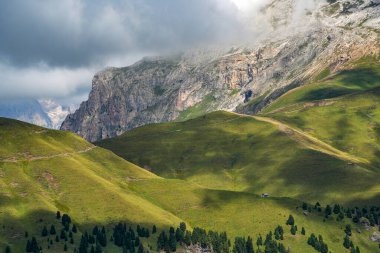 Rosengarten Catinaccio Massif, Dolomites, İtalya 'dan Alp manzarası. Dolomitlerin dağlarındaki muhteşem manzara, Alto Adige, Güney Tyrol, İtalya, Avrupa