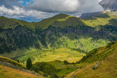 Rosengarten Catinaccio Massif, Dolomites, İtalya 'dan Alp manzarası. Dolomitlerin dağlarındaki muhteşem manzara, Alto Adige, Güney Tyrol, İtalya, Avrupa