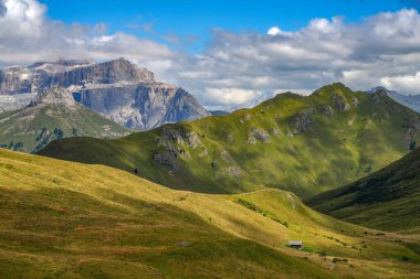 Rosengarten Catinaccio Massif, Dolomites, İtalya 'dan Alp manzarası. Dolomitlerin dağlarındaki muhteşem manzara, Alto Adige, Güney Tyrol, İtalya, Avrupa