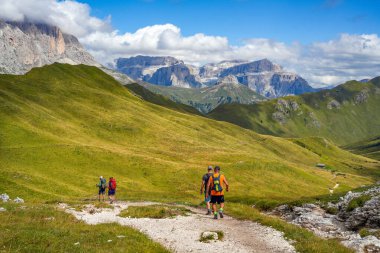 Rosengarten Catinaccio Massif, Dolomites, İtalya 'dan Alp manzarası. Dolomitlerin dağlarındaki muhteşem manzara, Alto Adige, Güney Tyrol, İtalya, Avrupa