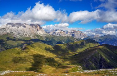 Rosengarten Catinaccio Massif, Dolomites, İtalya 'dan Alp manzarası. Dolomitlerin dağlarındaki muhteşem manzara, Alto Adige, Güney Tyrol, İtalya, Avrupa