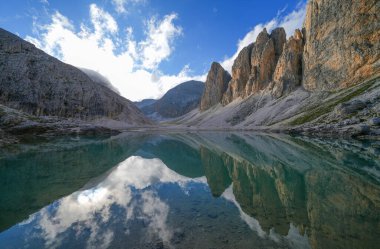 Antermoia Gölü, Antermoia Vadisi 'nde bir buzul gölü, Dolomitler, Güney Tyrol, İtalya