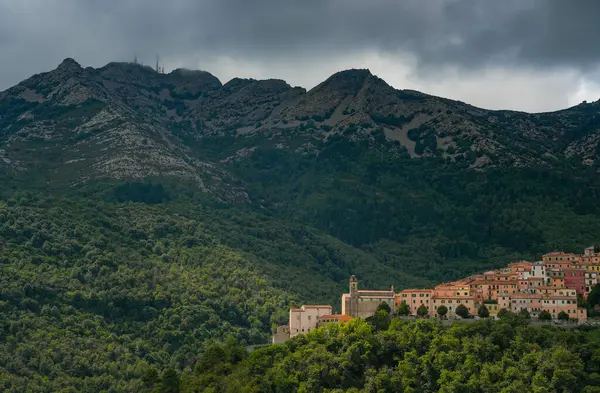 Monte Capanne (1019 metre) İtalya 'nın Elba Adası' ndaki Poggio köyünden görüldü, Avrupa