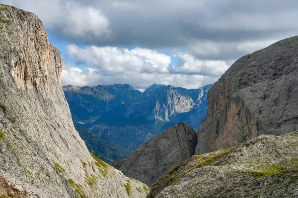 Rosengarten Catinaccio Massif, Dolomites, İtalya 'dan Alp manzarası. Dolomitlerin dağlarındaki muhteşem manzara, Alto Adige, Güney Tyrol, İtalya, Avrupa