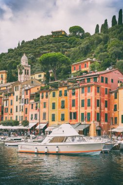 Portofino 'nun pitoresk limanının turistik yaz manzarası, ünlü tatil beldesi ve İtalya' nın Cenova eyaletlerindeki balıkçı köyü, İtalya, Avrupa