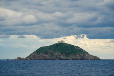 Elba Adası, İtalya, Avrupa yakınlarındaki bulutlu yaz manzarası