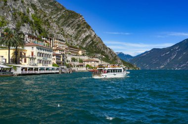Limone Sul Garda tatil köyü, Garda Gölü İtalya. Limon Konsolosu Garda, İtalya 'da Lombardiya eyaletinde yer alan bir şehirdir.