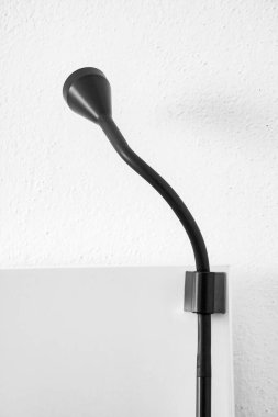 Akşamları yatağın başında gece lambası. Yatak odasındaki hareketsiz hayatın ayrıntıları.