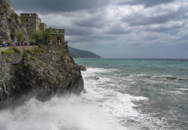 Monterosso al Mare, Cinque Terre, İtalya yakınlarındaki fırtınalı bir kış gününde Ligurian denizindeki uçurumdan dalgalar düşüyor.