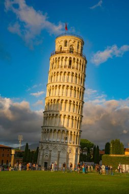 Eğik Pisa Kulesi ve Katedral 'in günbatımı manzarası, Piazza dei Miracoli, Toskana, İtalya