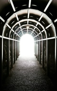 Tünelin sonundaki ışık. Umudu, inancı, dayanıklılığı, azmi, depresyonu, başarıyı, projeleri, kaderi simgeleyen görüntüyü kavra.