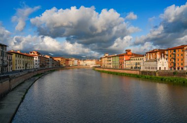 Pisa 'nın eski yaz günbatımı manzarası ve Arno Nehri, İtalya, Avrupa seti