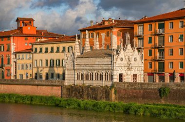 Pisa 'nın eski yaz günbatımı manzarası ve Arno Nehri, İtalya, Avrupa seti