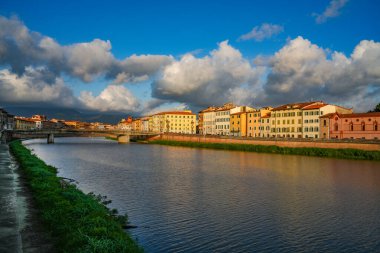 Pisa 'nın eski yaz günbatımı manzarası ve Arno Nehri, İtalya, Avrupa seti