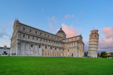 Eğik Pisa Kulesi ve Katedral 'in günbatımı manzarası, Piazza dei Miracoli, Toskana, İtalya