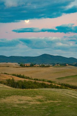 Gün batımında Toskana 'nın yuvarlanan tepeleri. Crete Senesi kırsal alanı.