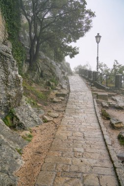Sisli yaz gününde San Marino 'nun panoramik hava manzarası, İtalya, Avrupa
