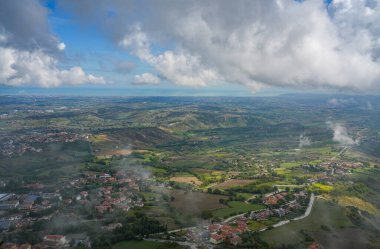 Sisli yaz gününde San Marino 'nun panoramik hava manzarası, İtalya, Avrupa