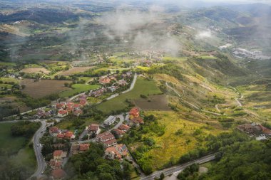 Sisli yaz gününde San Marino 'nun panoramik hava manzarası, İtalya, Avrupa