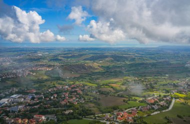 Sisli yaz gününde San Marino 'nun panoramik hava manzarası, İtalya, Avrupa