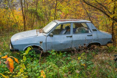 Dışarıdaki eski bir Dacia 1310 araba kazasının görüntüsü. Yolun kenarında terk edilmiş eski bir Dacia Romen araba kazası.