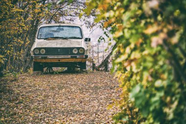 Dışarıdaki eski bir Dacia 1310 araba kazasının görüntüsü. Yolun kenarında terk edilmiş eski bir Dacia Romen araba kazası.
