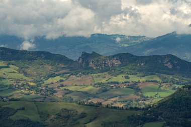 Sisli yaz gününde San Marino 'nun panoramik hava manzarası, İtalya, Avrupa