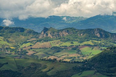 Sisli yaz gününde San Marino 'nun panoramik hava manzarası, İtalya, Avrupa