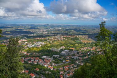 Sisli yaz gününde San Marino 'nun panoramik hava manzarası, İtalya, Avrupa