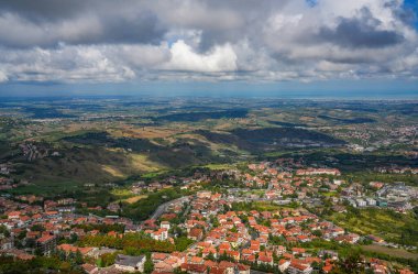 Sisli yaz gününde San Marino 'nun panoramik hava manzarası, İtalya, Avrupa