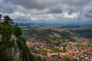 Sisli yaz gününde San Marino 'nun panoramik hava manzarası, İtalya, Avrupa