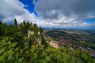 Sisli yaz gününde San Marino 'nun panoramik hava manzarası, İtalya, Avrupa