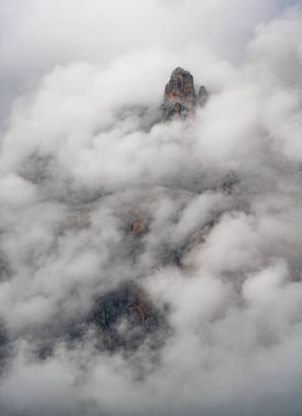 Yaz mevsiminde Marmolada Dağı 'nın Alp sisli manzarası, Dolomitler, İtalya, Avrupa