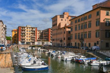 Livorno 'daki Venezia Nuova bölgesinin resmi. Livorno, Ligurian Denizi 'nde Akdeniz' in en büyük limanlarından birine sahip bir liman kentidir.