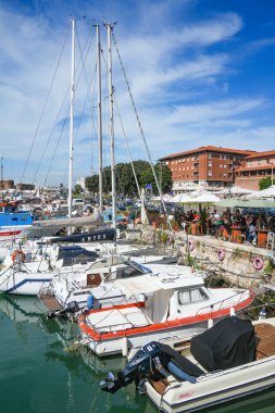 Livorno marinasının turistik manzarası. Livorno Limanı Akdeniz 'deki en büyük İtalyan limanlarından biridir.