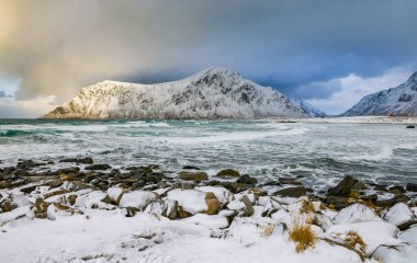 Lofoten Takımadaları, Norveç, Avrupa 'daki Flakstad plajının manzaralı soğuk kış manzarası