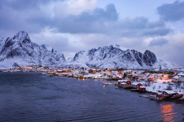Reine Lofoten Adaları Norveç 'te kış akşamı