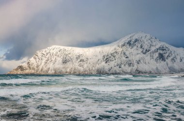 Lofoten Takımadaları, Norveç, Avrupa 'daki Flakstad plajının manzaralı soğuk kış manzarası